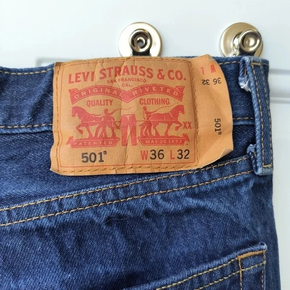 Levi's Men's Classic Straight 501 Button Fly Dark Wash Denim Jeans, Size 36X32 - Picture 4 of 10